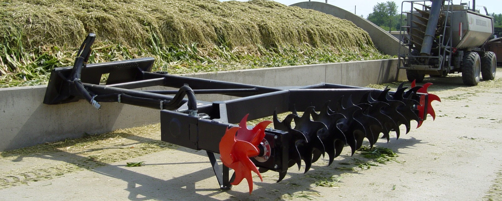 Silage Defacer / Silage Cutter application in the field